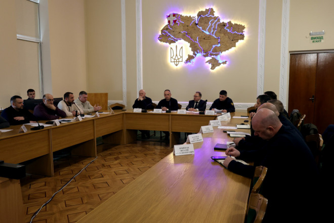 Роман Романюк провів засідання обласної комісії ТЕБ та НС: обговорили ліквідацію наслідків атаки та підготовку до пожежонебезпечного періоду