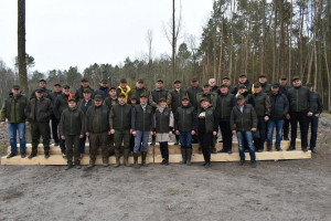 Влада та бізнес єдналися корисною справою: поблизу Сокиричів волиняни висадили майже гектар лісу - Фото 1