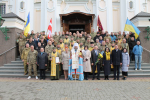 Громадська панахида та нагороди: у Луцьку відзначили День українського добровольця - Фото 1