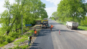 Велике будівництво: на автомобільній дорозі Ковель – Жовква триває асфальтування з’їздів - Фото 1