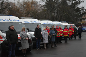 Шість новеньких автомобілів швидкої допомоги, придбаних за кошти НСЗУ, відправились в райони - Фото 1