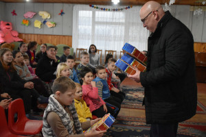 Діти, позбавленні батьківської уваги та піклування, отримали новорічні подарунки - Фото 1