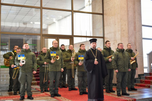 Оркестр Луцького прикордонного загону віншував колядками Волинську ОДА - Фото 1