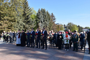 «Не можна забути тих, хто віддав своє життя заради щастя інших», – у Луцьку відзначили День перемоги над нацизмом - Фото 1