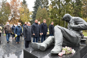 77-річниця визволення України від нацистських загарбників: у Луцьку вшанували пам’ять загиблих у Другій світовій війні - Фото 1