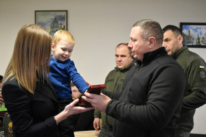 Державні відзнаки, якими посмертно нагородили волинських військовослужбовців Національної гвардії України, передали рідним - Фото 1