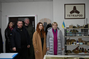 Ірина Верещук відвідала швейних цех переселенки з Маріуполя - Фото 1