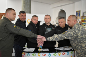 В Луцьку стартував продаж марок, присвячених нашим військовим - Фото 1