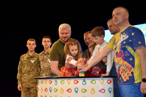 «Діти Перемоги малюють Україну майбутнього»: у Луцьку презентували поштовий випуск до Дня дітей - Фото 1