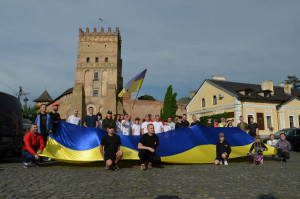 На Замковій площі зустріли учасників марафону «Піднімаю прапор за Україну в НАТО» - Фото 1