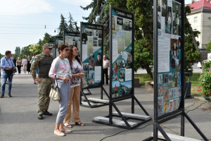 У Луцьку просто неба презентували виставку «Комунізм = Рашизм» - Фото 1