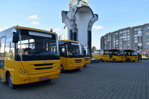 Заклади освіти Волині отримали 5 нових шкільних автобусів - Фото 1