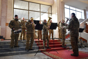 Різдвяні колядки від військового оркестру – символ віри та стійкості духу - Фото 1