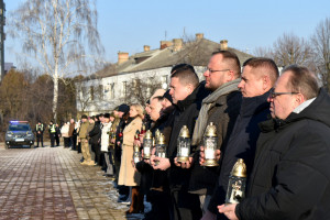 У Луцьку провели спільну молитву до третьої річниці широкомасштабної війни - Фото 1