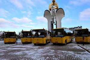 Ще п'ять шкільних автобусів отримали громади Волині - Фото 1